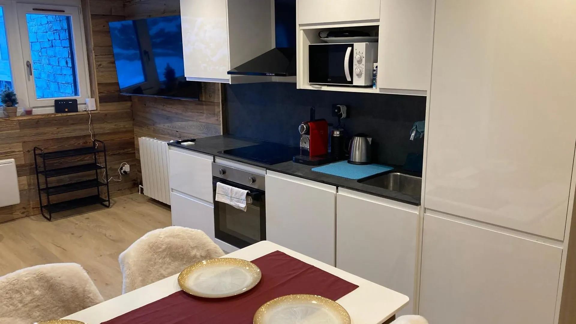 1650 Moriond - 2 Double Bedroom Near Snow Front Courchevel Apartment